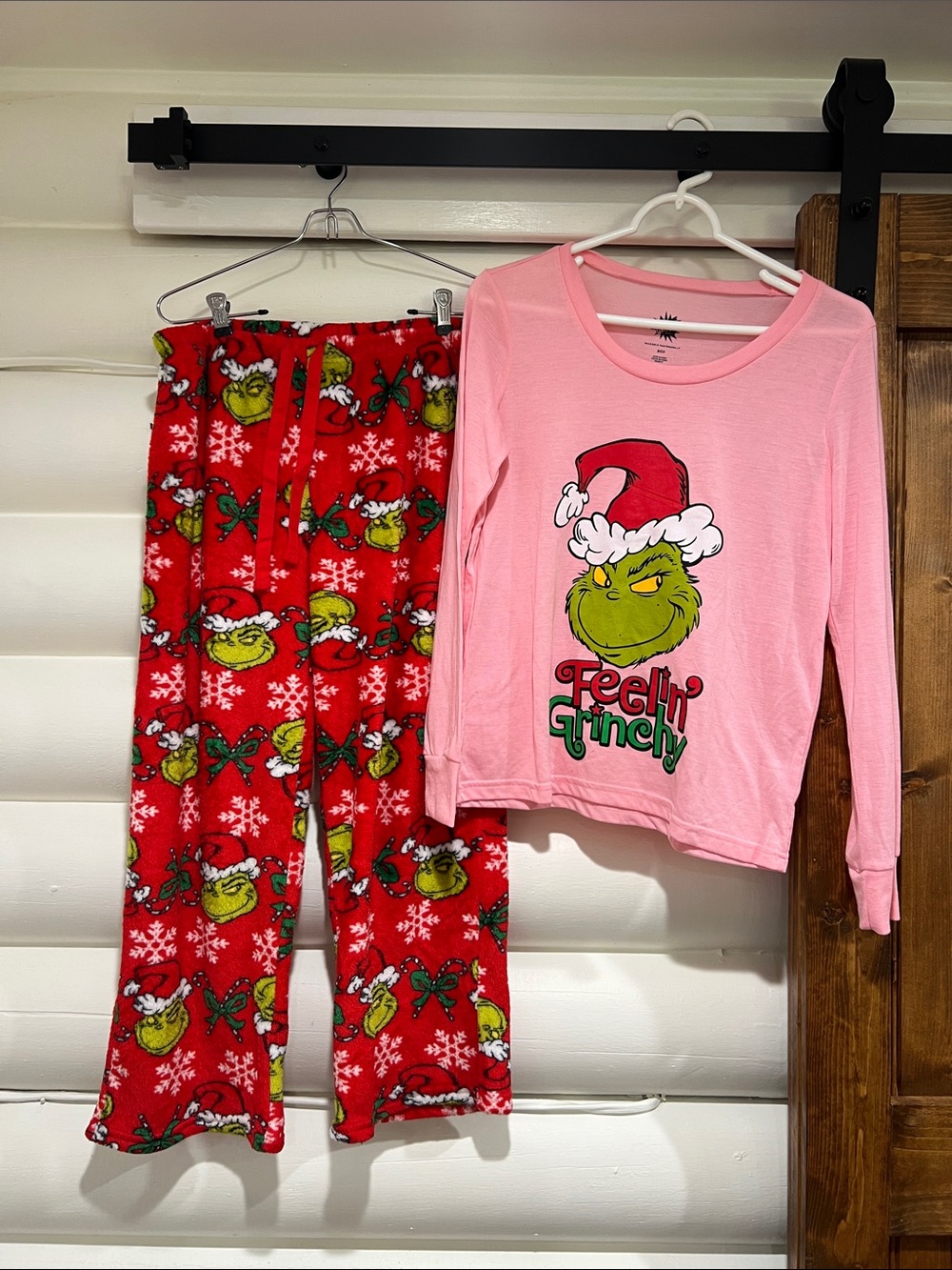 Feelin' Grinchy Women's Pajama Set - Pink Top & Red Printed Pants